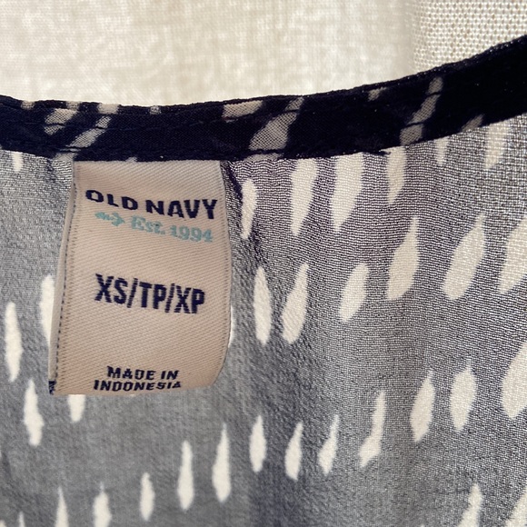 Translucent old navy shirt - Picture 3 of 3